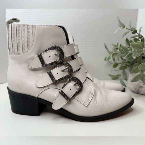Steve Madden Bark White Leather Belted Ankle Booties Size 7.5M Streetwear Moto - Picture 3 of 15